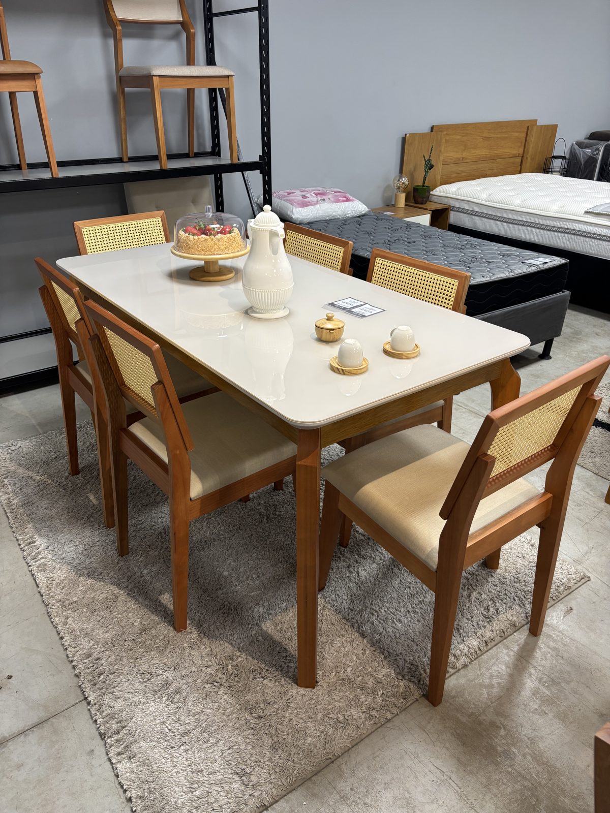Mesa de jantar na Idealize Móveis & Colchões
